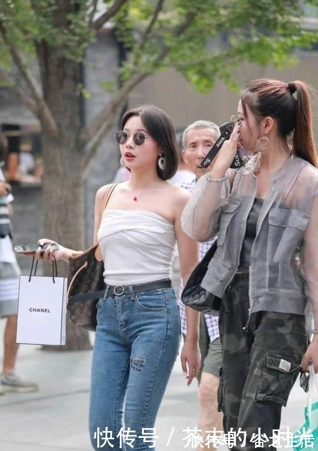 优雅 牛仔裤休闲不失潮流的感觉,整个人看上去非常优雅大方