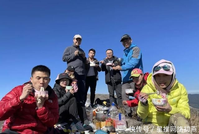 仙游石剑山，山顶一巨石形似利剑，有点霸气