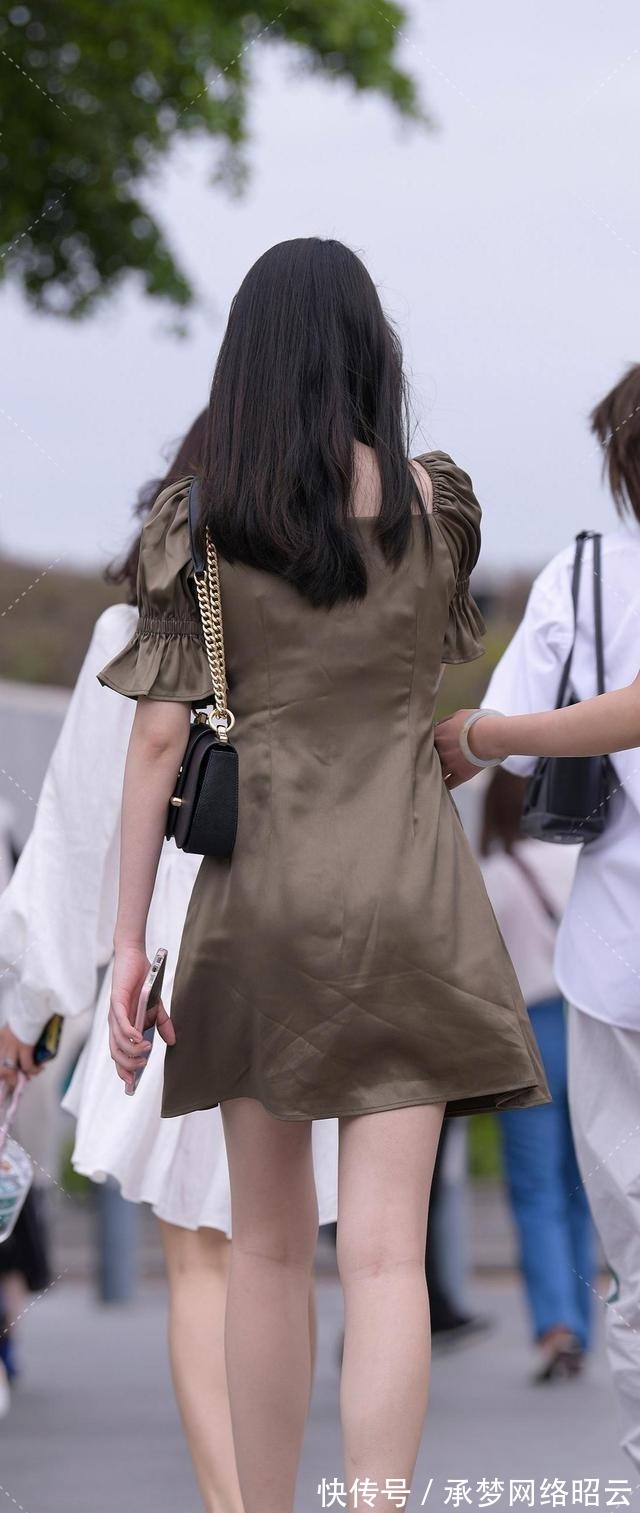 百褶裙|背带百褶裙搭配白衬衫，展现女性纤细的小蛮腰，是那么的优雅时尚
