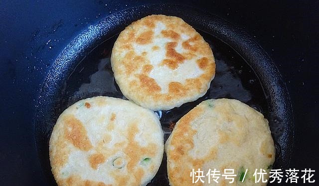 平底锅版的葱香烧饼，外酥里软又多层，按照这方法操作，一次成功！