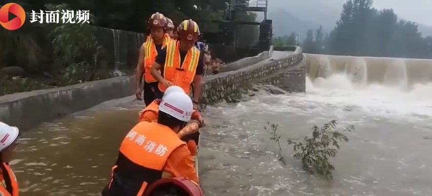 上涨|惊险！十五岁男生被冲下河道拼命抓住树干 水位不断上涨……