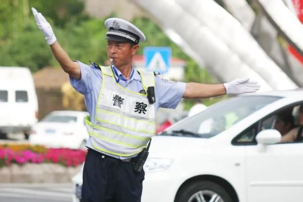 人民警察|交警李涌牺牲后，群众自发献花，他的故事不能忘……