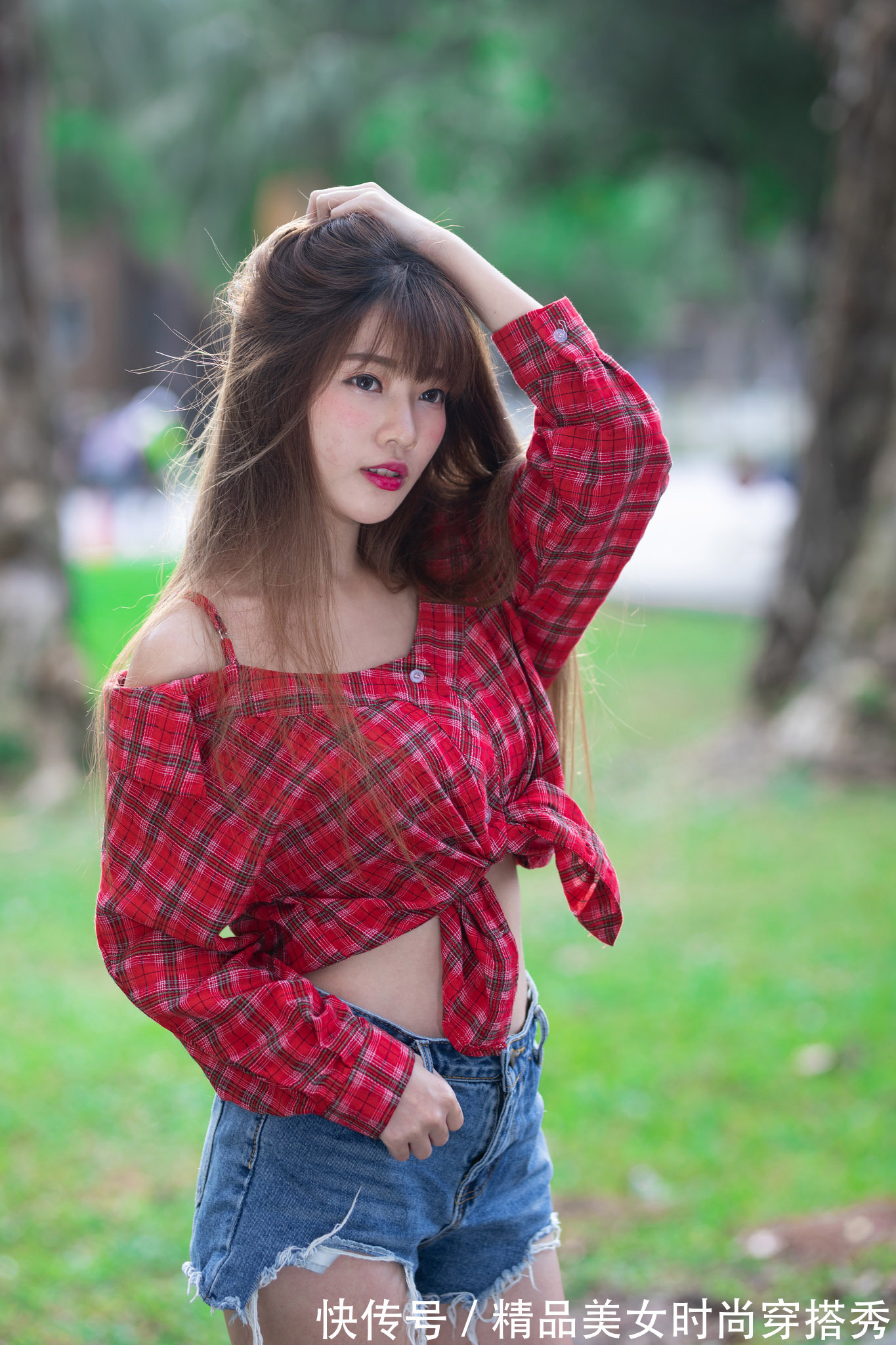 牛仔短裤 红色格子的上衣下搭一条高腰牛仔短裤，随性简约又个性十足
