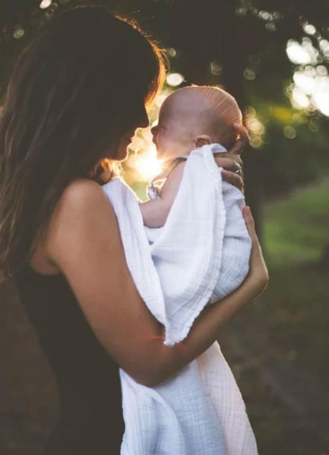 小月龄|趴在妈妈胸前不知道找什么,想打又不舍得打,画面温馨伴随着搞笑