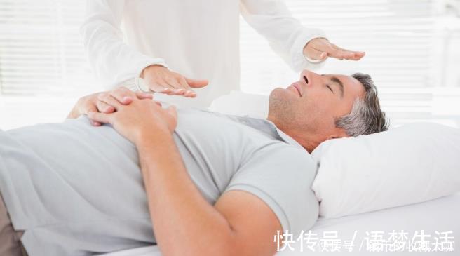 医生|脖子又疼了，小心颈椎病悄悄找上你，医生强调，不能随意按摩