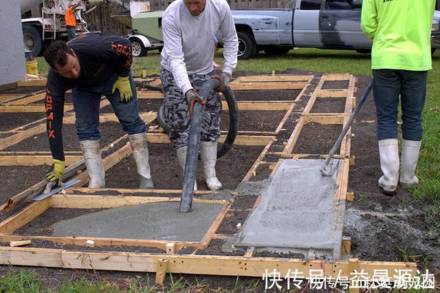 杂草|院子不打水泥，铺20个木方格现浇混凝土，变现代庭院果然好看多了