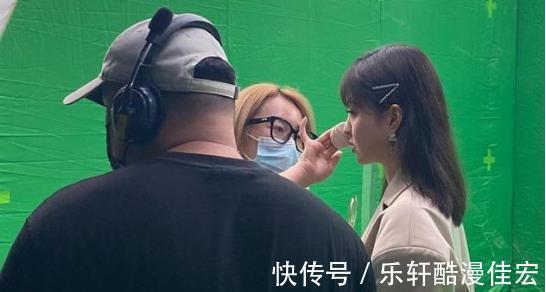 华谊千金王文也官宣当导演，坐监视镜前有风范，与前辈同台惹争议