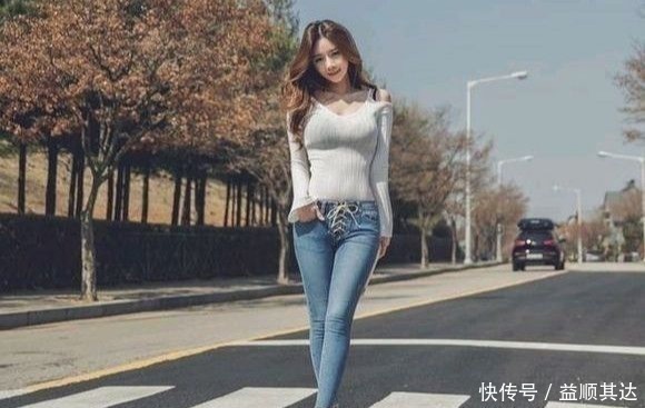苗条|街拍，穿性感的牛仔裤，亭亭玉立的迷人身材，怎么能不心动！