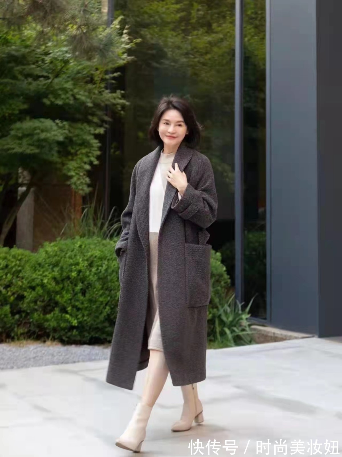 毛衣|上年纪的女人,“大衣+短靴”更显气质,高级洋气不说还保暖