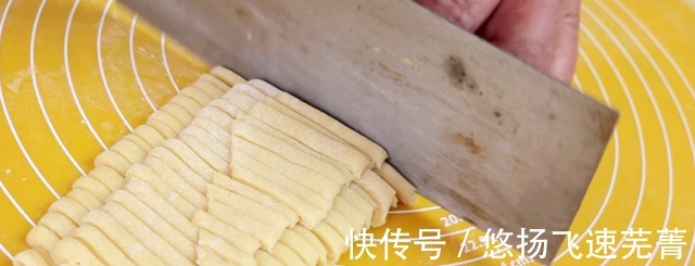 鸡蛋手擀面怎么做教你一招,面条爽滑筋道,吃着真过瘾!