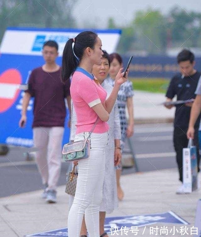 肩宽|打底裤搭配起来更抢镜,自然不突兀,带来时髦丽人风范