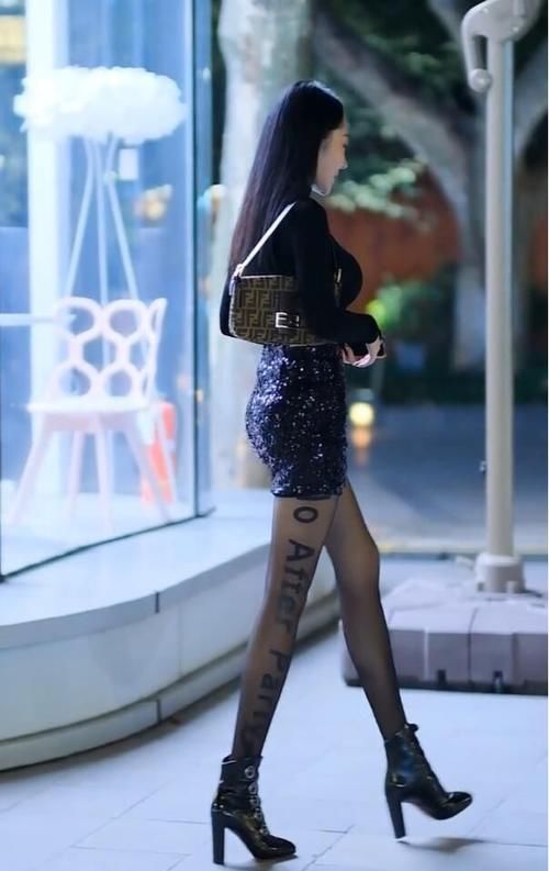 性感 星空黑半身裙搭配，自带着高级感，性感气质却难以驾驭