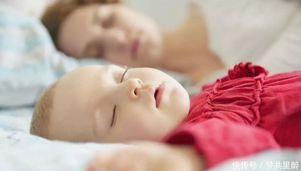耽误|进入秋季,父母别再让娃这样睡了,容易生病感冒不说,还耽误长个