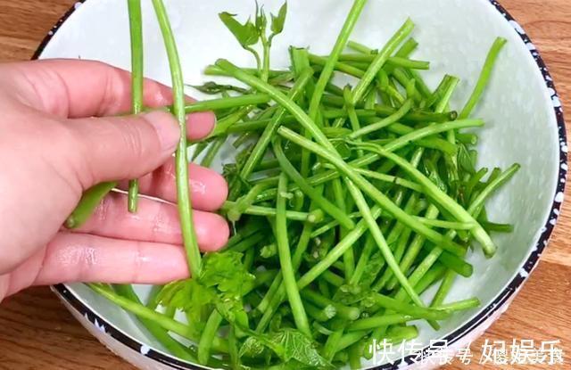碱性食物|夏天这碱性蔬菜要多吃,钙是西红柿的8倍,清脆爽口,不懂可惜了