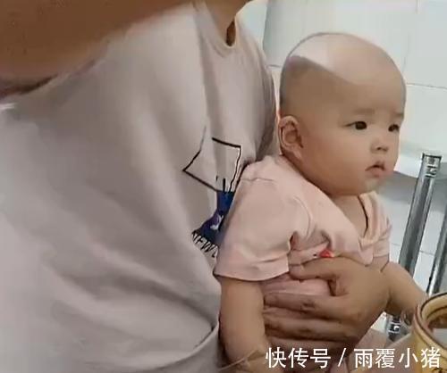 孩子|爸爸带娃吃饭,想妙招“封印”娃的小手获高赞,网友:值得学习!
