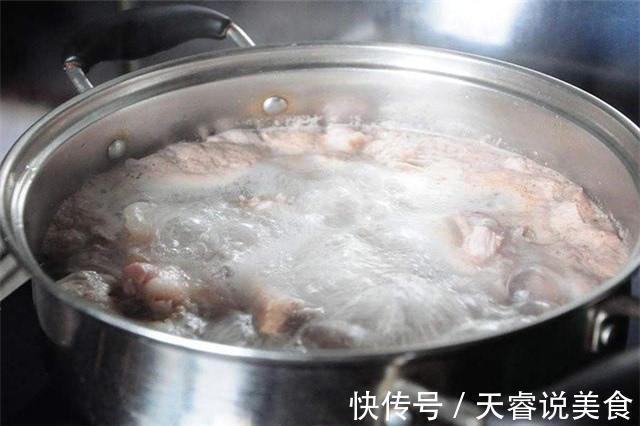 排骨别用热水焯了,教你1招,血水自己跑出来,你一定用得到!