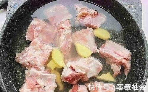 为啥排骨焯水后又腥又臭?看到大厨操才明白,原来用错“水”了