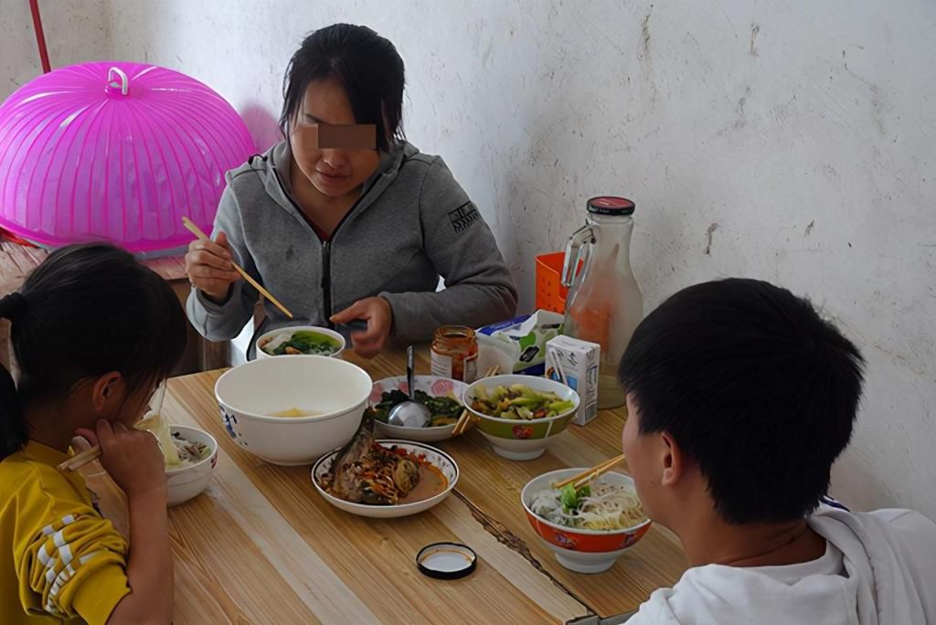 吃饭|孩子不好好吃饭，每顿都要哄着喂？家长反思下是否做到这两个方面