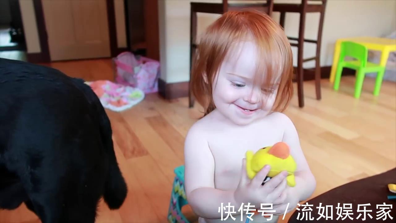 熟悉的味道|1岁半萌娃第一次帮5月大弟弟的忙,下一刻小家伙的反应,好玩了