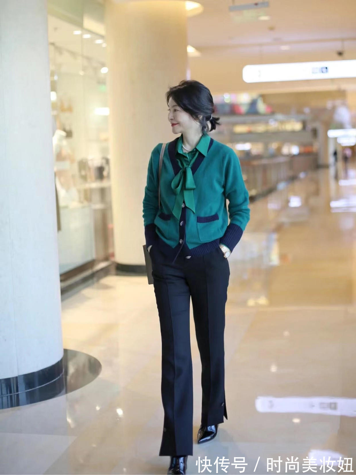 女人 上了50岁的女人,针织衫别再配碎花裙,配长裤更显气质又高级