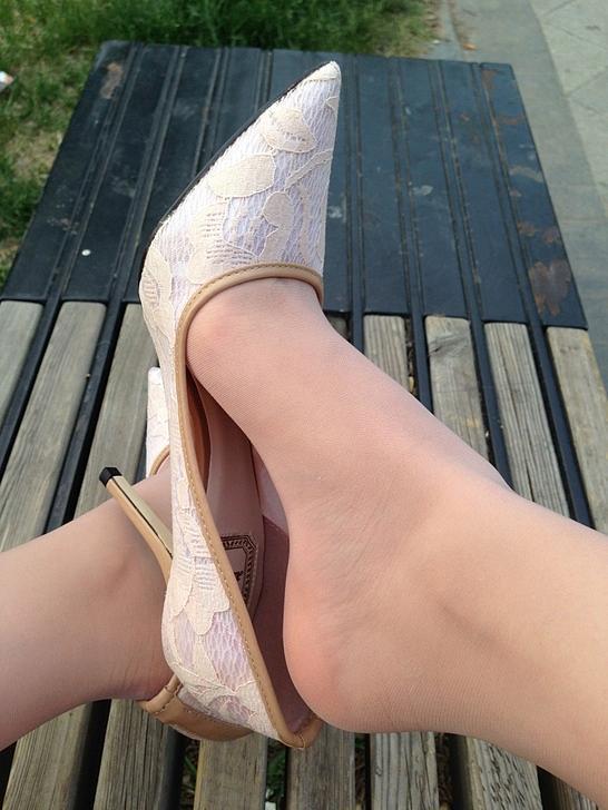 美女|街拍美女搭配高跟鞋,让你穿出气质美女