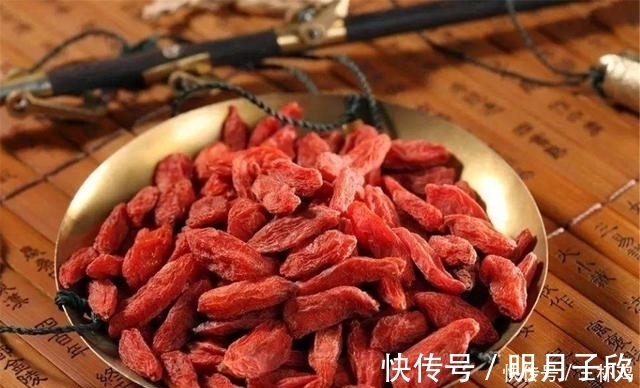 黄芪|枸杞加1物泡水喝,坚持连喝7天,滋补肝肾,排毒又养颜