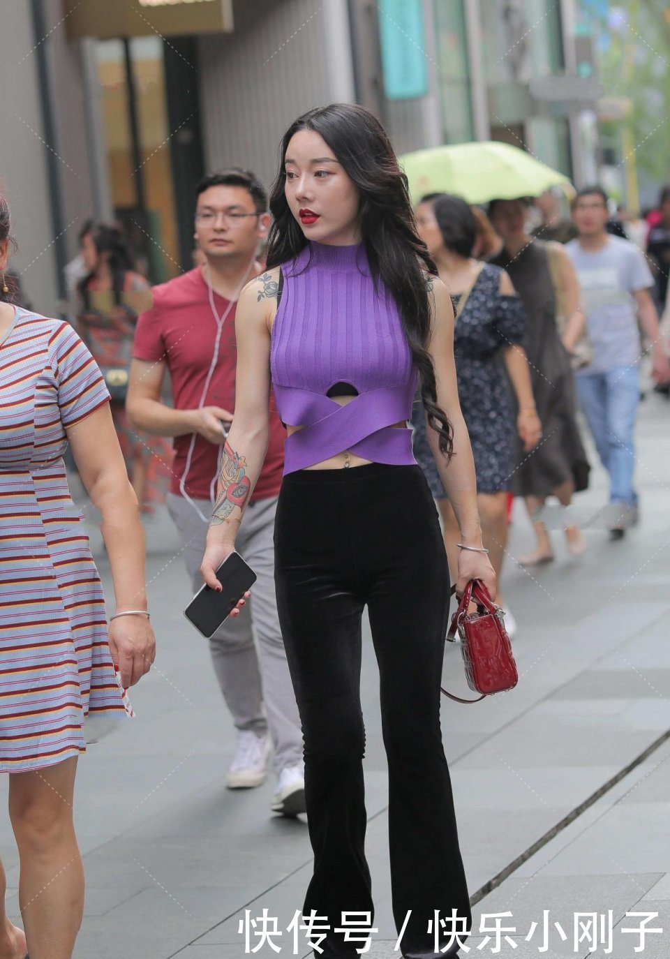 紫色|看起来就活的比较奔放，怎么会有如此高级的美女，带来复古高级感