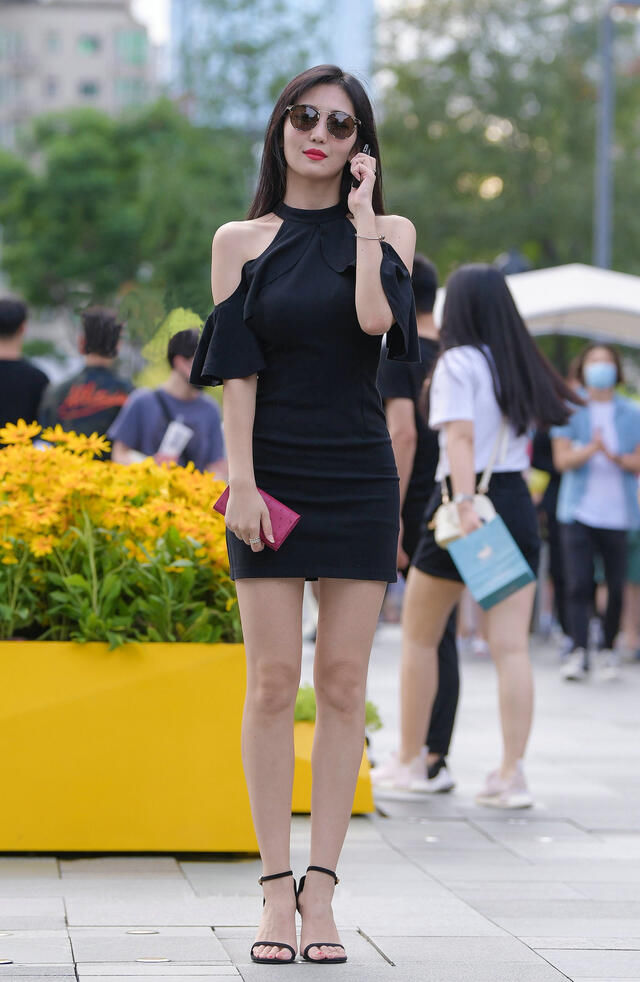 高跟鞋|街拍：黑色连衣裙搭配高跟鞋，怎么穿都别有一番韵味