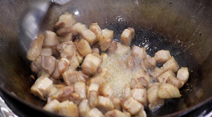 红烧肉最忌讳焯水,厨师长教你一招,肥而不腻又去腥,家人都爱吃