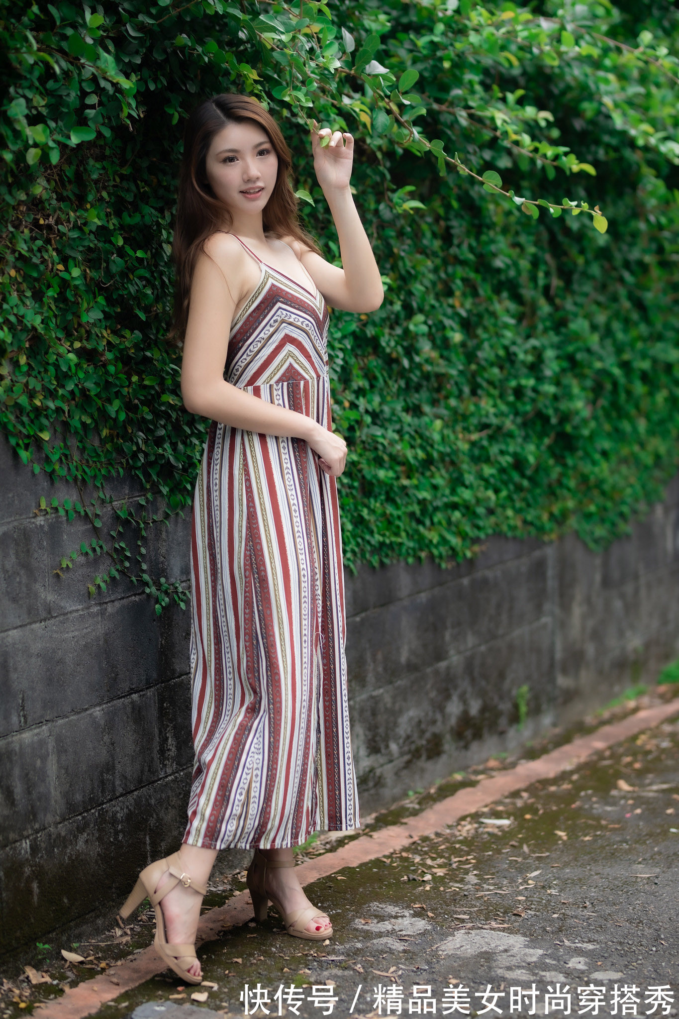 美感|吊带裙配上竖条纹的复古元素,让整体流露出不一样的美感