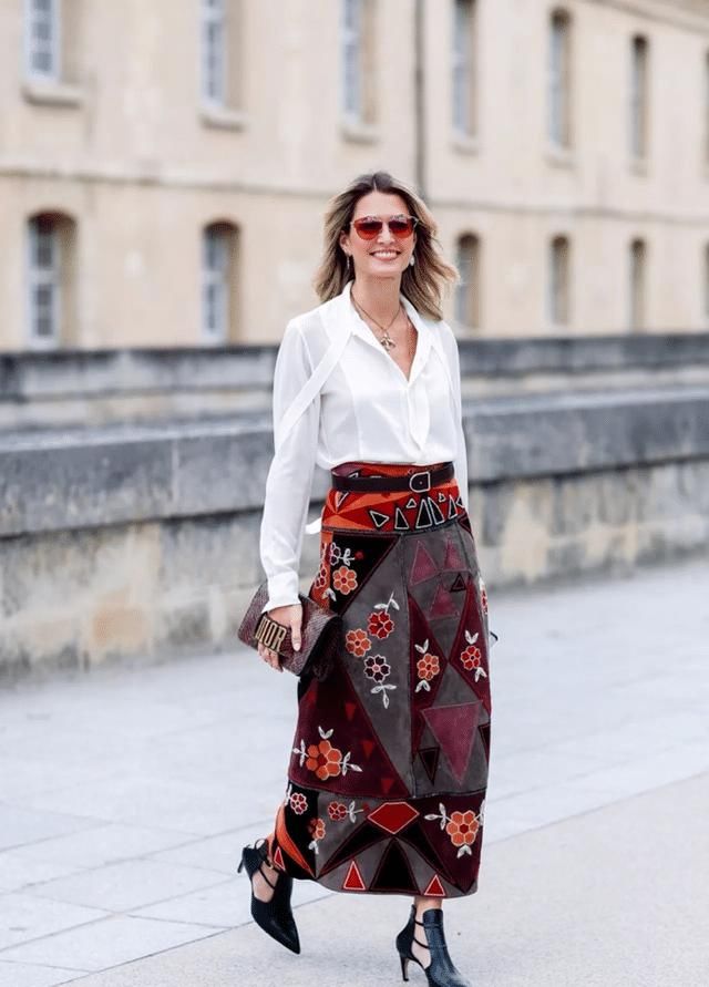 最近火了一条裙子叫：“呢子裙”，时髦显瘦，配大衣羽绒服就很美