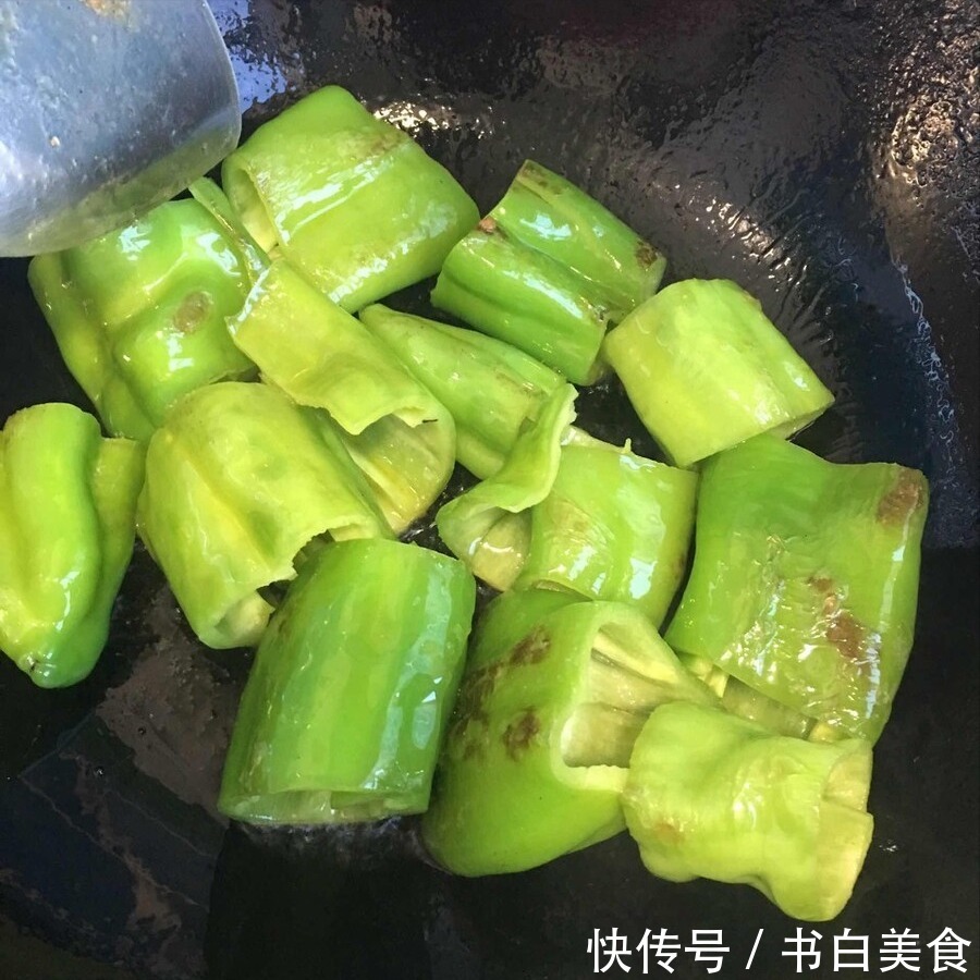 青椒|做虎皮青椒时,切记不要先倒油,难怪不起皮也不入味,口感很差