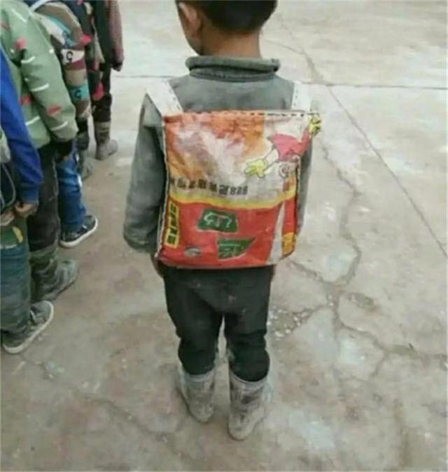 书包|小男孩背“麻袋书包”,自卑到不敢靠近小伙伴,看完让人心头一酸
