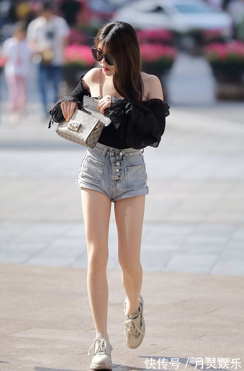 折叠领 身材丰腴的小姐姐,紧身T恤搭配紧身牛仔裤