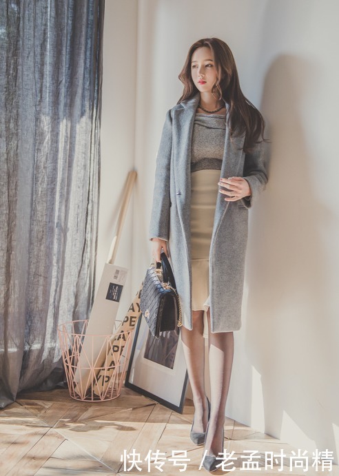 搭配|长款灰色大衣搭配同色系高跟鞋, 温柔又大方!