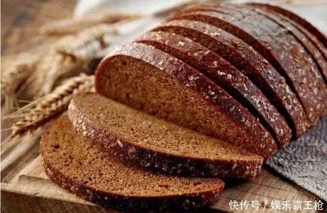 世界上最可怕的食物:黑面包有多牛?可以当板砖,咬一口能崩着牙