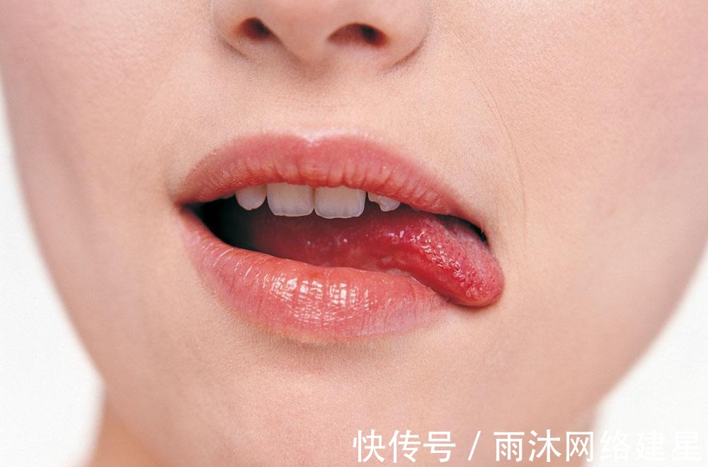 真相|女性舔嘴在心理学上代表什么?心理学家告诉你真相