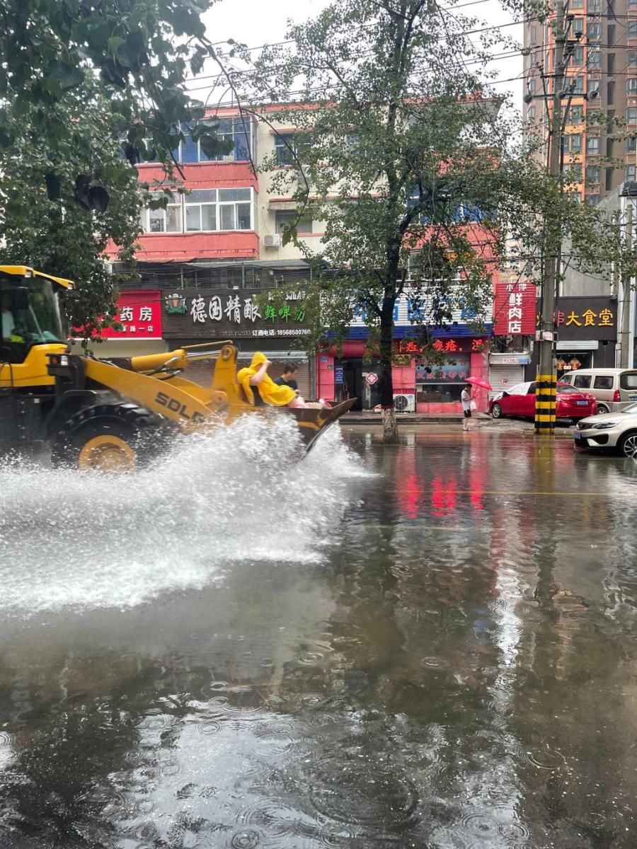 夫妻俩|雨巨大路成河，大家都让老人孩子先走——青岛夫妇讲述被困河南新乡的三天两夜