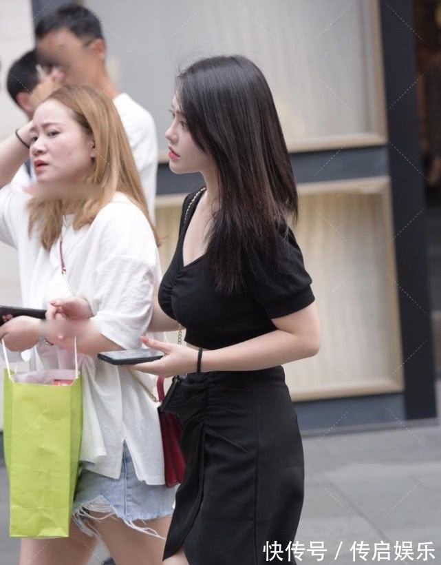 小姐姐 透明高跟鞋搭配V领黑色上下衣,“时尚感”出众,一般人学不来