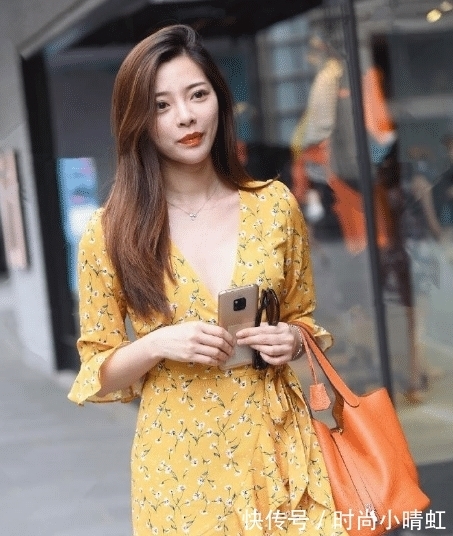 着装 黄色V字领碎花裙,青春时尚,简单大气