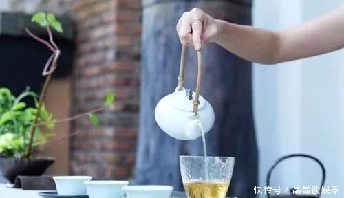 饮食习惯|入睡难、睡得浅、失眠多梦？备好3种食材，泡水一喝，睡到自然醒