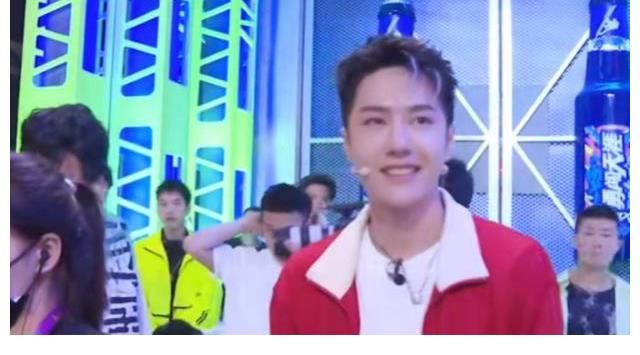 街舞|《街舞4》王一博和布布见面!两人隔空比心,王一博全程飚英文