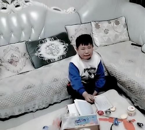 孩子|儿子考了56分，高兴得手舞足蹈，父亲一脸黑线：我不讲武德了