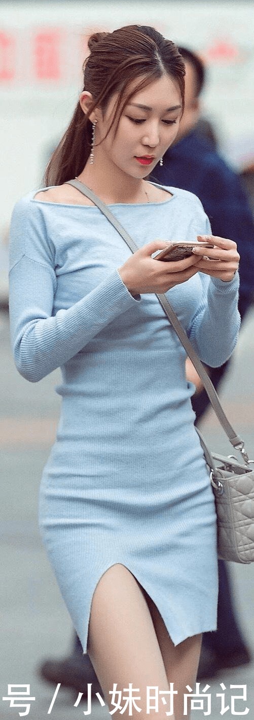 妩媚|街拍:美女一身蓝色针织连衣裙，清新妩媚，太有仙女气质了！