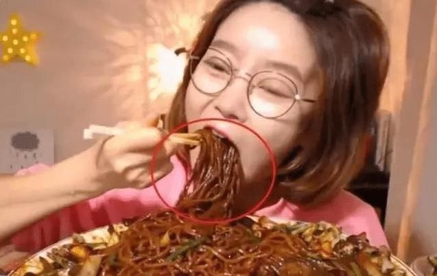 猫腻|美女大胃王挑战20斤炸酱面,刚吃一口就被看出猫腻,网友我也行