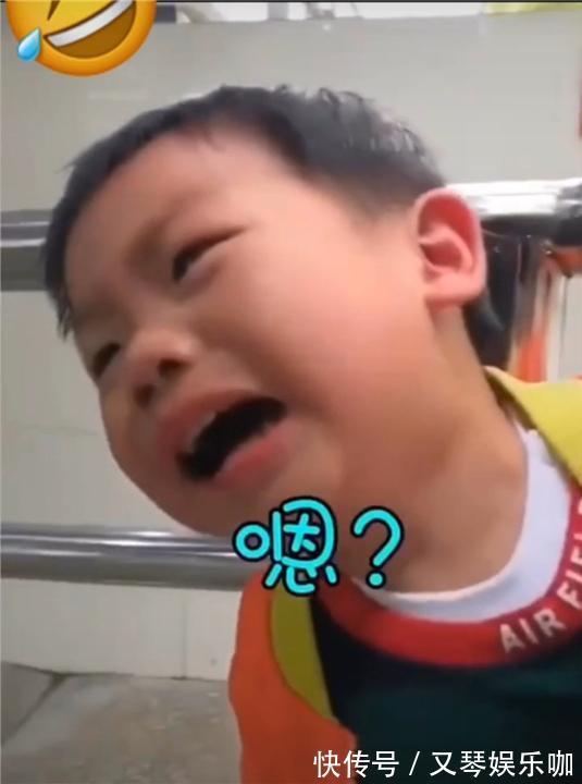 爸爸|“爸爸,我卡住了”,萌娃卡栏杆大哭,父子俩对话笑翻网友