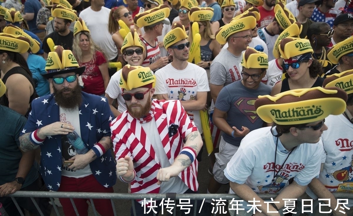 奇葩“吃香肠”比赛，10分钟内吃完74只热狗，各种表情太遭罪