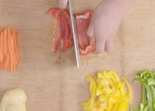 鸡翅这样做太好吃，焦香无骨，荤素搭配，孩子爱吃的美味家常菜