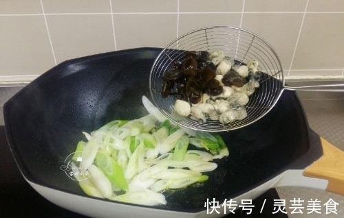 秋天的大葱，炒着吃才香，此食材一放，鲜美，秋季要吃