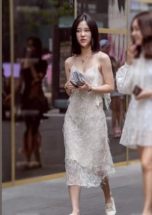 白色|街拍小姐姐身穿一款白色的吊带裙，美得让人心动